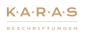 Logo mit dem Text „K.A.R.A.S“ in großen Buchstaben und darunter in kleineren Buchstaben „BESCHRIFTUNGEN“. Die Schriftart ist hellbraun und hebt die Links und das Partner-Branding perfekt hervor.